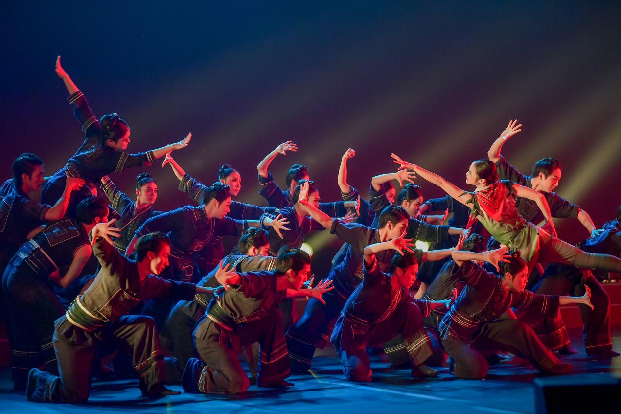 广东省外语艺术职业学院舞蹈《瑶山上的红云》