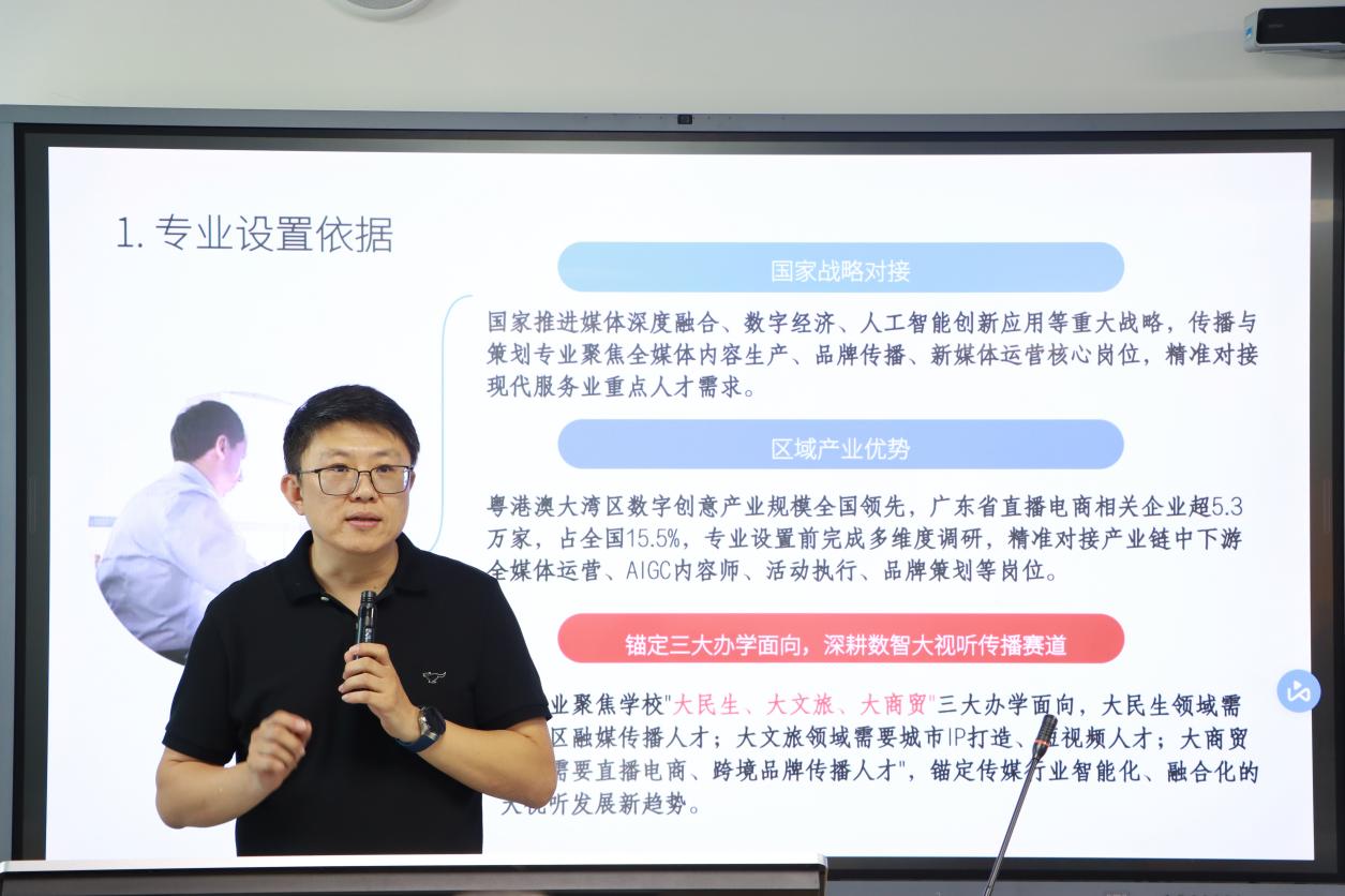图：基础教育学院开展“说专业”活动